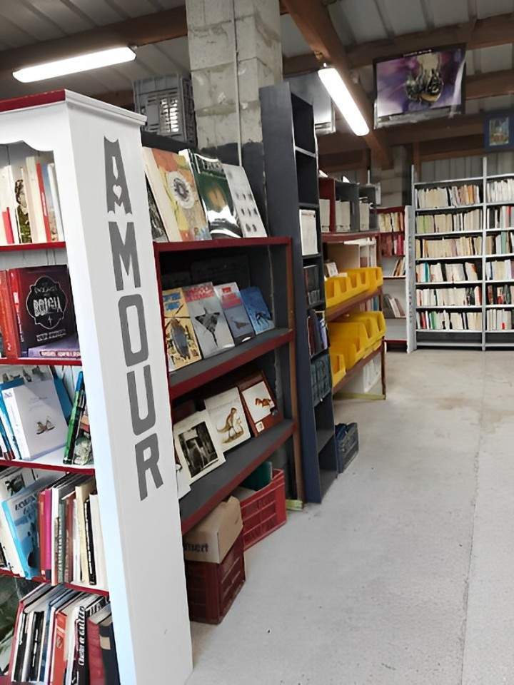 Collection des dons de meubles Courthézon