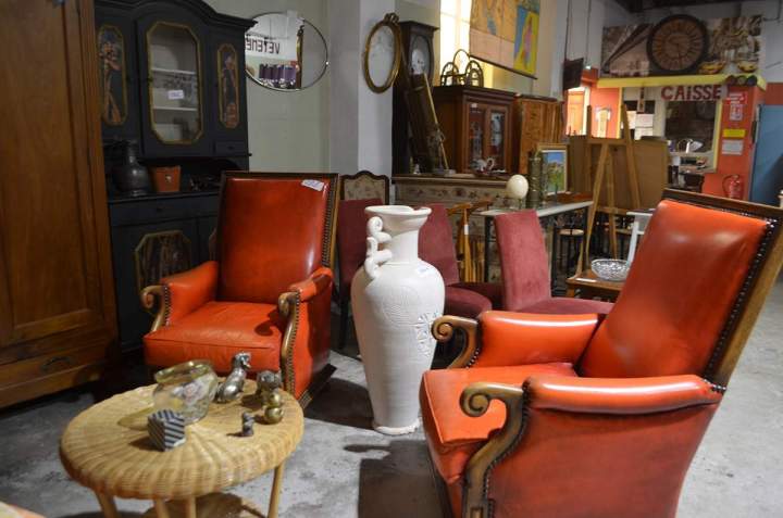 Contribuez à un projet solidaire, achetez des meubles à l'ASSOCIATION EMMAÜS DU VAUCLUSE.