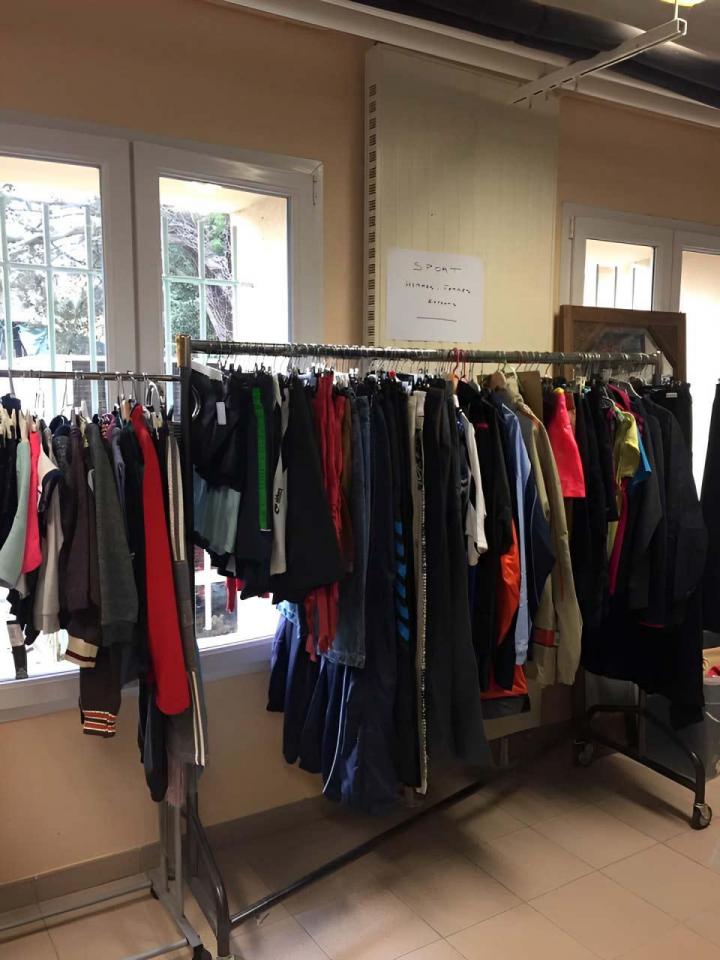 Vente d’articles vestimentaires issus de la collecte de dons Courthézon